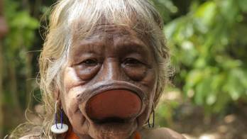 El cacique brasileño Raoni Metuktire posa durante una entrevista con EFE hoy, en Belém (Brasil).