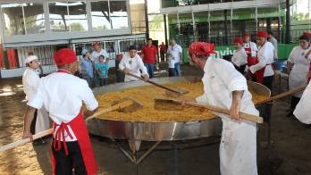Preparan la paila de arroz con pollo más grande del país.