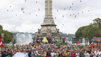 El Papa Francisco es recibido por la multitud a su llegada al Palacio de Belem, en Lisboa, Portugal, el 2 de agosto de 2023.