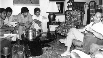 Coronel (R) Roberto Díaz Herrera [de blanco] en su casa.