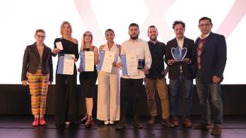Fotografía cedida por Roche que muestra, de izquierda a derecha, a la jurado Nora Bär junto a los finalistas de la categoría Cobertura del Premio Roche 2025: Mariana Carbajal (Argentina), Ingrid Beck (Argentina), Dayana Herrera Valbuena (Colombia) y José Vargas (Colombia); y al equipo ganador, representado por Carlos Carabaña (España), Paul Ramírez (México) y Enrique de la Mora (México), durante la ceremonia de premiación en Ciudad de México (México).