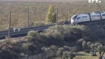 Varias personas de las fuerzas de seguridad la UME y los bomberos trabajan este jueves en la cabecera del convoy del tren Ave de Renfe que colisionó con un tren Iryo ayer en Urda (Toledo). EFE/ J.J.Guillen