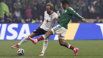 Harry Kane (i), de Inglaterra, pasa el balón en un partido de los octavos de final del Mundial 2026 entre México e Inglaterra en el estadio Azteca en Ciudad de México (México). EFE/ José Méndez