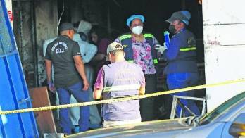 Al parecer los asesinos ingresaron al local por la puerta trasera y usaron una pata de cabra para abrirla.