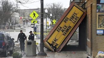 En concreto, los tornados hicieron que colapsara parcialmente el tejado de un teatro donde 260 personas.