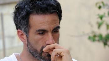 Fotografía de archivo en la que se registró a Leopoldo Luque, neurocirujano implicado en la muerte del exfutbollista Diego Maradona, durante una conferencia de prensa, en Adrogué (Argentina).