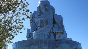 La torre tiene 56 metros de alto (12 plantas) y brilla con 11 mil paneles metálicos en la ciudad de Arlés (Francia).