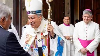 Ulloa saluda al presidente José Raúl Mulino al finalizar la homilía.