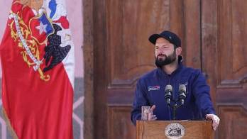 Fotografía cedida este jueves, 5 de octubre, por la presidencia de Chile en la que se registró al mandatario Gabriel Boric, al dirigirse a la comunidad de Río Hurtado, en la región de Coquimbo (Chile).