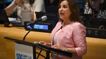 La Presidenta de Perú, Dina Boluarte, habla durante una reunión de alto nivel de la cumbre de los Objetivos de Desarrollo Sostenible (ODS) de las Naciones Unidas.