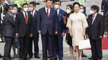 El presidente chino Xi Jinping (c) y su esposa Peng Liyuan (2-der) a su llegada al Aeropuerto Internacional Ngurah Rai antes de la Cumbre del G20 en Bali, en Indonesia.