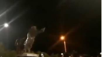 Manifestantes derriban estatua de Chávez y dejan la cabeza en casa de alcalde boliviano
