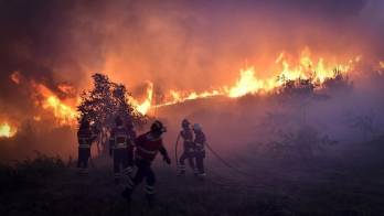 Bomberos combatían este sábado un incendio en Vila Cortes do Mondego, en Guarda, Portugal.