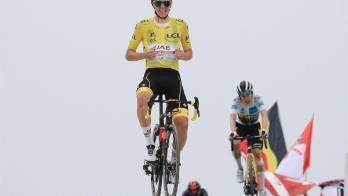 Aquí llega el número 1, pareció indicar Pogacar estirándose el jersey al cruzar la meta.