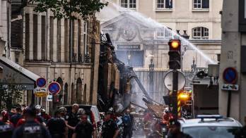 Bomberos sofocando las llamas.