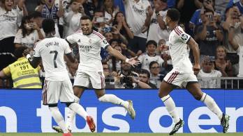 Kylian Mbappé (c) celebra su gol.
