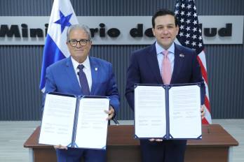 Ministro de Salud, Fernando Boyd Galindo y Kevin Marino Cabrera, embajador de los Estados Unidos en Panamá.