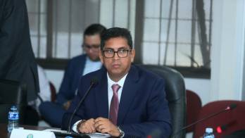 El rector de la UNACHI, Absel Navarro, sustentó ante los diputados el traslado de $7.7 millones para pagar tres quincenas atrasadas.