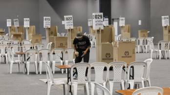 Una persona prepara un puesto de votación este sábado, en el recinto ferial de Corferias en Bogotá (Colombia).