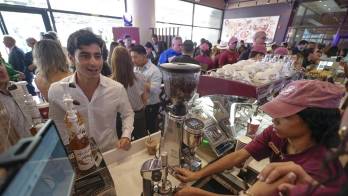 Fotografía del 19 de agosto de 2026 que muestra a integrantes de la cadena internacional de cafeterías Costa Coffee preparando café durante la apertura de una tienda en Ciudad de (Panamá). EFE/ Aris Mariota