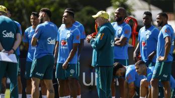 El seleccionador de Brasil, Carlo Ancelotti (c), habla con los jugadores durante un entrenamiento.