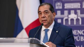 El ministro de Educación, Ventura Vega, recorrió varios planteles de Herrera para verificar los daños ocasionados por el sismo.