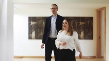 Fotografía del 27 de abril de 2026 que muestra a la representante para América Latina de la Asociación Internacional de Edulcorantes (ISA por sus siglas en inglés), Laura Miranda (d), y el director general de ISA, Laurent Oger, llegando a una entrevista con EFE en Ciudad de México (México).