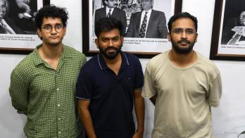 El fundador y presidente del Cockroach Janta Party (CJP), Abhijeet Dipke (C), junto al coordinador adjunto y principal portavoz del CJP, Saurav Das (I), y el coordinador adjunto y portavoz nacional del CJP, Ashutosh Ranka (D), posan para fotografías antes de una conferencia de prensa en Mumbai, India, el 1 de octubre de 2026. EFE/EPA/DIVYAKANT SOLANKI
