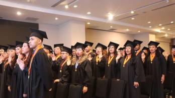 Los graduandos recibieron títulos en diversas áreas.