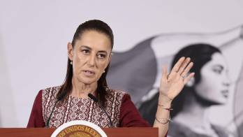 La presidenta de México Claudia Shainbaum, habla durante una conferencia de prensa este lunes en el Palacio Nacional de Ciudad de México (México). EFE/José Méndez