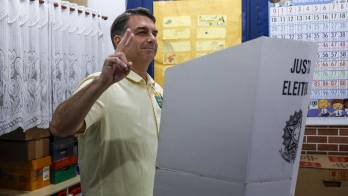 El candidato a la presidencia de Brasil, Flavio Bolsonaro, vota en una escuela de la zona norte de Río de Janeiro, Brasil, durante la primera vuelta de las elecciones. EFE/ Antonio Lacerda