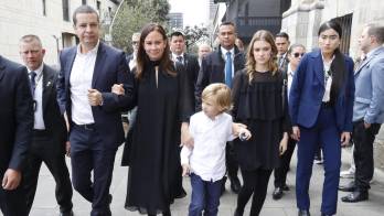 María Claudia Tarazona (c-i), viuda del senador asesinado Miguel Uribe Turbay, asiste junto a su hijo menor Alejandro Uribe Tarazona (c-d) a la ceremonia del primer aniversario de su muerte, este martes en Bogotá (Colombia). EFE/ Mauricio Dueñas Castañeda