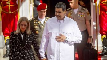 La Fiscalía estadounidense amplió la acusación contra Nicolás Maduro y su esposa, Cilia Flores, quienes también enfrentan cargos relacionados con el tráfico de cocaína y delitos vinculados con armas.