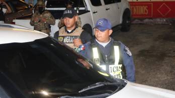 La Policía Nacional mantiene operativos de vigilancia y control en los corregimientos incluidos en las restricciones nocturnas.