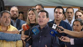 El diputado opositor Tomás Guanipa habla durante una rueda de prensa este jueves, en Caracas (Venezuela). EFE/ Henry Chirinos