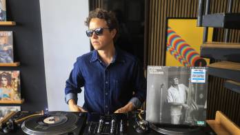 Fotografía del 27 de marzo de 2026 del coleccionista y curador José 'Jota' Ortiz en la tienda LongPlay en Ciudad de Panamá (Panamá). Ortiz asegura que muy pocos panameños han escuchado Retazo', una de las primeras grabaciones del salsero Rubén Blades. EFE/ Bienvenido Velasco