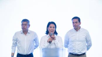 La candidata presidencial peruana Keiko Fujimori (c) habla en una rueda de prensa este domingo, junto a Luis Galarreta (i) y Miki Torres (d), en un hotel en Lima (Perú). EFE/ Renato Pajuelo