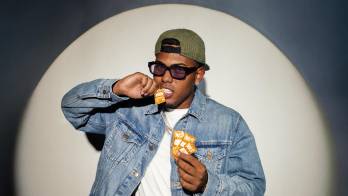 Myke Towers personaliza por primera vez los sobres de salsa del reconocido restaurante con mensajes inspiracionales.