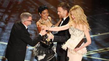 Paul Thomas Anderson (izq.) y Teyana Taylor (segunda por la izquierda) reciben el Oscar a la Mejor Película por One Battle After Another de manos de Nicole Kidman y Ewan McGregor durante la 98.ª ceremonia anual de los Premios Óscar en el Dolby Theatre de Los Ángeles, California, EE. UU., el 15 de marzo de 2026. EFE/CHRIS TORRES