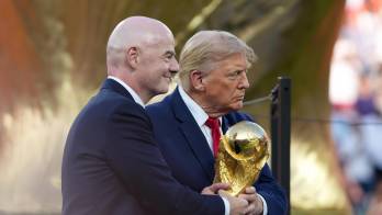 El presidente de la FIFA, Gianni Infantino (i) y el presidente de Estados Unidos, Donald Trump (c) entregan el trofeo del Mundial de la FIFA 2026 a España, tras la final disputada en el estadio MetLife en Nueva Jersey, el pasado 19 de julio. EFE/ Angel Colmenares.
