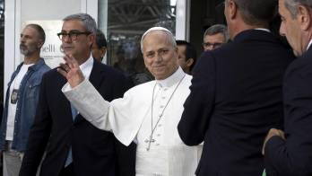 El papa León XIV abadona el hospital Policlínico Gemelli de Roma tras recibir el alta médica. EFE/EPA/MASSIMO PERCOSSI