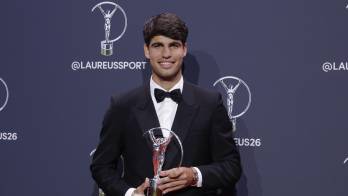 El tenista español Carlos Alcaraz posa con el galardón a Deportista del Año durante la gala de los premios Laureus World Sport 2026. EFE/Juanjo Martín