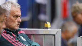 El entrenador del Real Madrid Jose Mourinho observa el partido amistoso contra el Schalke 04 en Gelsenkirchen, Alemania.