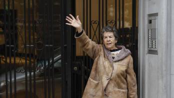 Fotografía de archivo, tomada el 29/10/2025, de Maricarmen Abascal, la mujer de 87 años desahuciada el pasado 23 de septiembre en Madrid, que ha muerto este miércoles, tras quince días hospitalizada. EFE/Archivo/Sergio Pérez