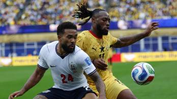 Reece James, de Inglaterra (izquierda), en acción contra Antoine Semenyo, de Ghana.
