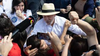 SÃO BERNARDO DO CAMPO (BRASIL) - El candidato presidencial y actual presidente de Brasil, Luiz Inácio Lula da Silva, abraza a sus seguidores tras depositar su voto en un centro electoral de São Bernardo do Campo, Brasil. Más de 158 millones de brasileños están llamados a votar entre Luiz Inácio Lula da Silva y Flávio Bolsonaro. EFE/ Isaac Fontana