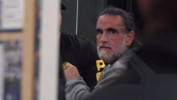 Fotografía que muestra al empresario colombiano Alex Saab escoltado por agentes de la DEA a su llegada al aeropuerto de Opa-locka, en el condado de Miami-Dade (EE.UU.). EFE/ Antoni Belchi ARCHIVO