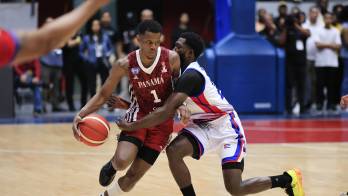 Aldo Castel (d) de Cuba disputa un balón con Iverson Molinar de Panamá.