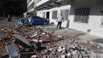 Vehículo dañado en Cali por el terremoto. EFE/Ernesto Guzman