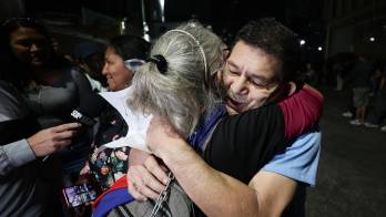 Frankiln Parra (c-d) reacciona este sábado, al ser liberado del centro penitenciario de la Policía Nacional Bolivariana (PNB) conocido como zona 7, en Caracas (Venezuela). EFE/ Ronald Peña R